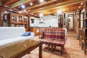 TV, fireplace - Country House 'El Serenal' with Mountain View, Private Terrace and Wi-Fi (Santa Marina de Valdeón)