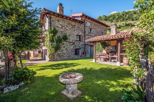 Country House 'El Serenal' with Mountain View, Private Terrace and Wi-Fi