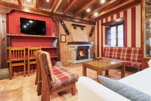 Interior - Country House 'El Serenal' with Mountain View, Private Terrace and Wi-Fi (Santa Marina de Valdeón)