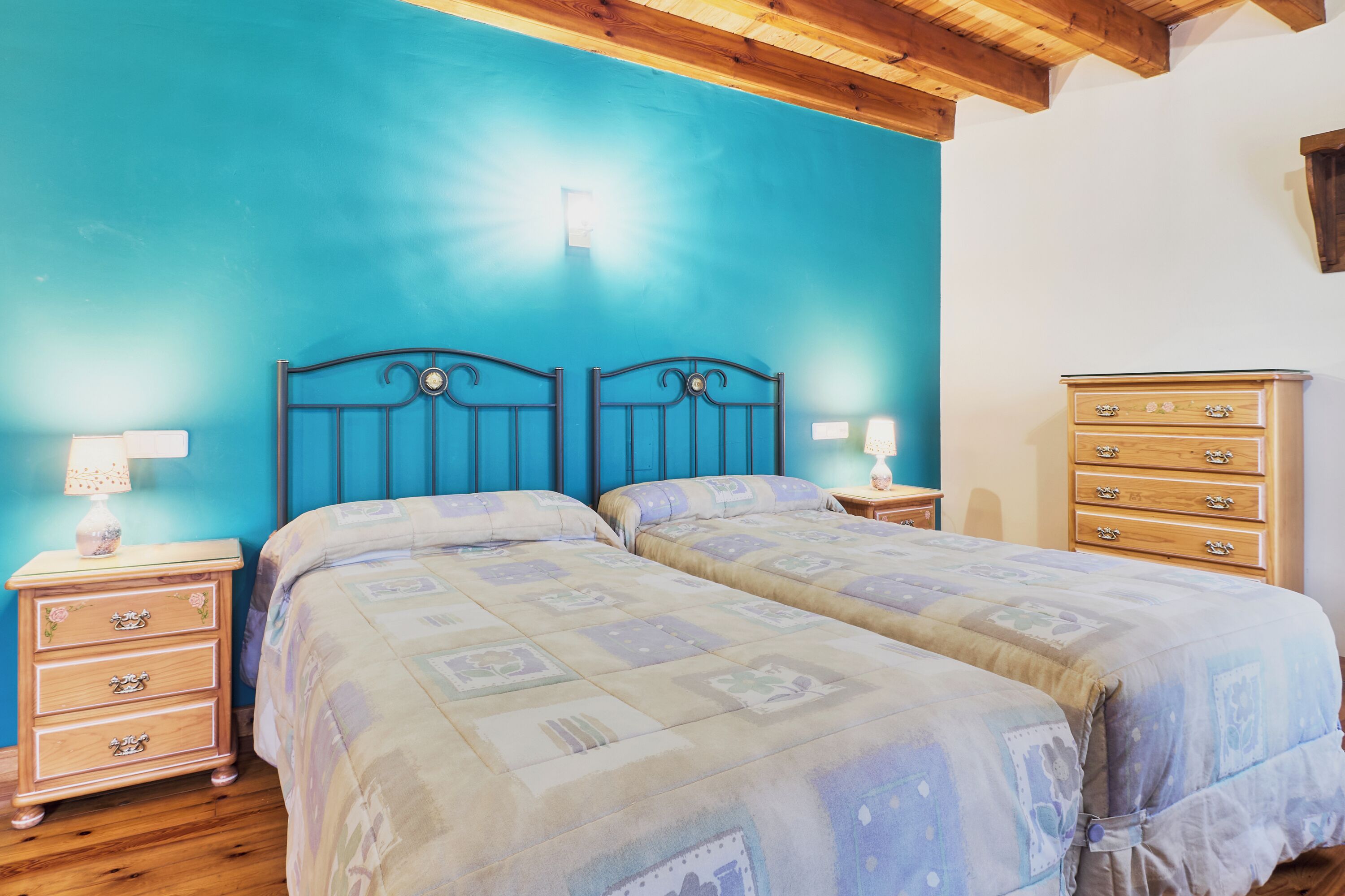 5 bedrooms, iron/ironing board, free WiFi, bed sheets