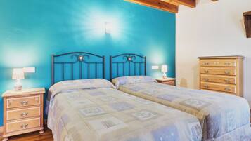 5 bedrooms, iron/ironing board, free WiFi, bed sheets