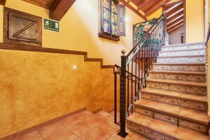 Interior - Country House 'El Serenal' with Mountain View, Private Terrace and Wi-Fi (Santa Marina de Valdeón)