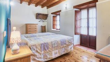 5 bedrooms, iron/ironing board, free WiFi, bed sheets