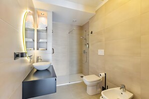 Douche, séchoir à cheveux, serviettes fournies