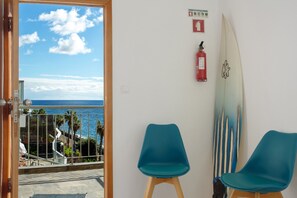 Interior - Holiday Home 'The Yellow House' with Sea View, Balcony and Wi-Fi (Jardim do Mar)