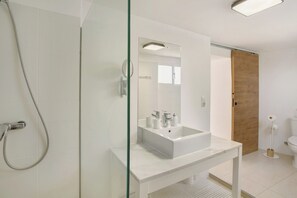 Suihku, hiustenkuivaaja, pyyhkeet