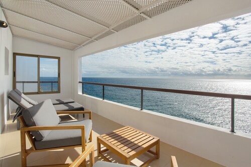 Holiday Home 'The Yellow House' with Sea View, Balcony and Wi-Fi