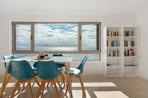 Dining - Holiday Home 'The Yellow House' with Sea View, Balcony and Wi-Fi (Jardim do Mar)