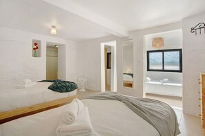 2 slaapkamers, een strijkplank/strijkijzer, gratis wifi, beddengoed