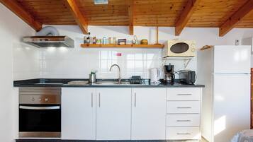 Fridge, microwave, oven, coffee/tea maker