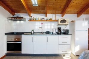 Kylskåp, mikrovågsugn, ugn och kaffe- och tebryggare
