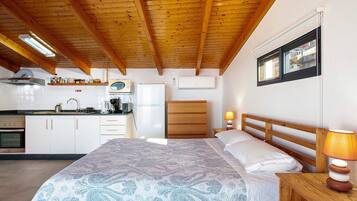 Fridge, microwave, oven, coffee/tea maker