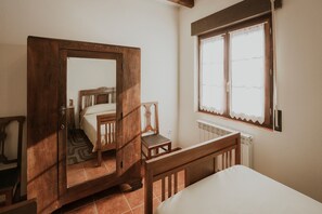 3 habitaciones, tabla de planchar con plancha y ropa de cama 
