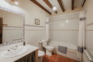 Regadera, secadora de cabello, toallas 