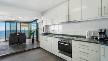 Fridge, microwave, oven, coffee/tea maker