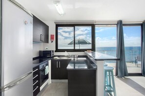 Fridge, microwave, oven, coffee/tea maker