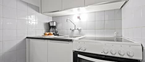 Fridge, oven, stovetop, coffee/tea maker