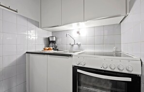 Kjøleskap, ovn, kokeplater og kaffetrakter/tekoker