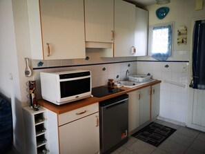 Fridge, microwave, oven, stovetop - Holiday Home 'Ker Pica' with Private Terrace, Private Garden and Wi-Fi (Le Croisic)