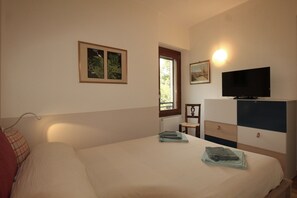 1 bedroom, iron/ironing board, free WiFi, bed sheets - Apartment 'Bella' with Mountain View and Wi-Fi (Polpenazze del Garda)