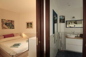 1 habitación, tabla de planchar con plancha, wifi gratis y ropa de cama 