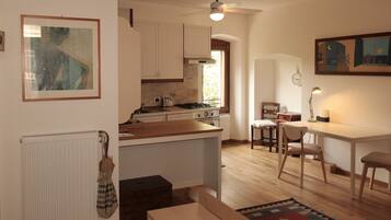 Fridge, oven, stovetop, dishwasher