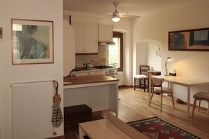Fridge, oven, stovetop, dishwasher - Apartment 'Bella' with Mountain View and Wi-Fi (Polpenazze del Garda)
