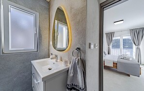2 habitaciones, tabla de planchar con plancha y cuna de viaje 