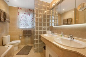 Ducha, secador de pelo, toallas