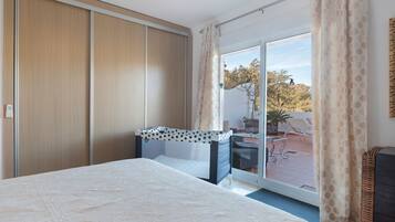 2 slaapkamers, een strijkplank/strijkijzer, gratis wifi, beddengoed