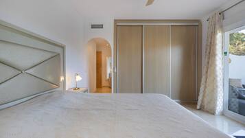 2 slaapkamers, een strijkplank/strijkijzer, gratis wifi, beddengoed