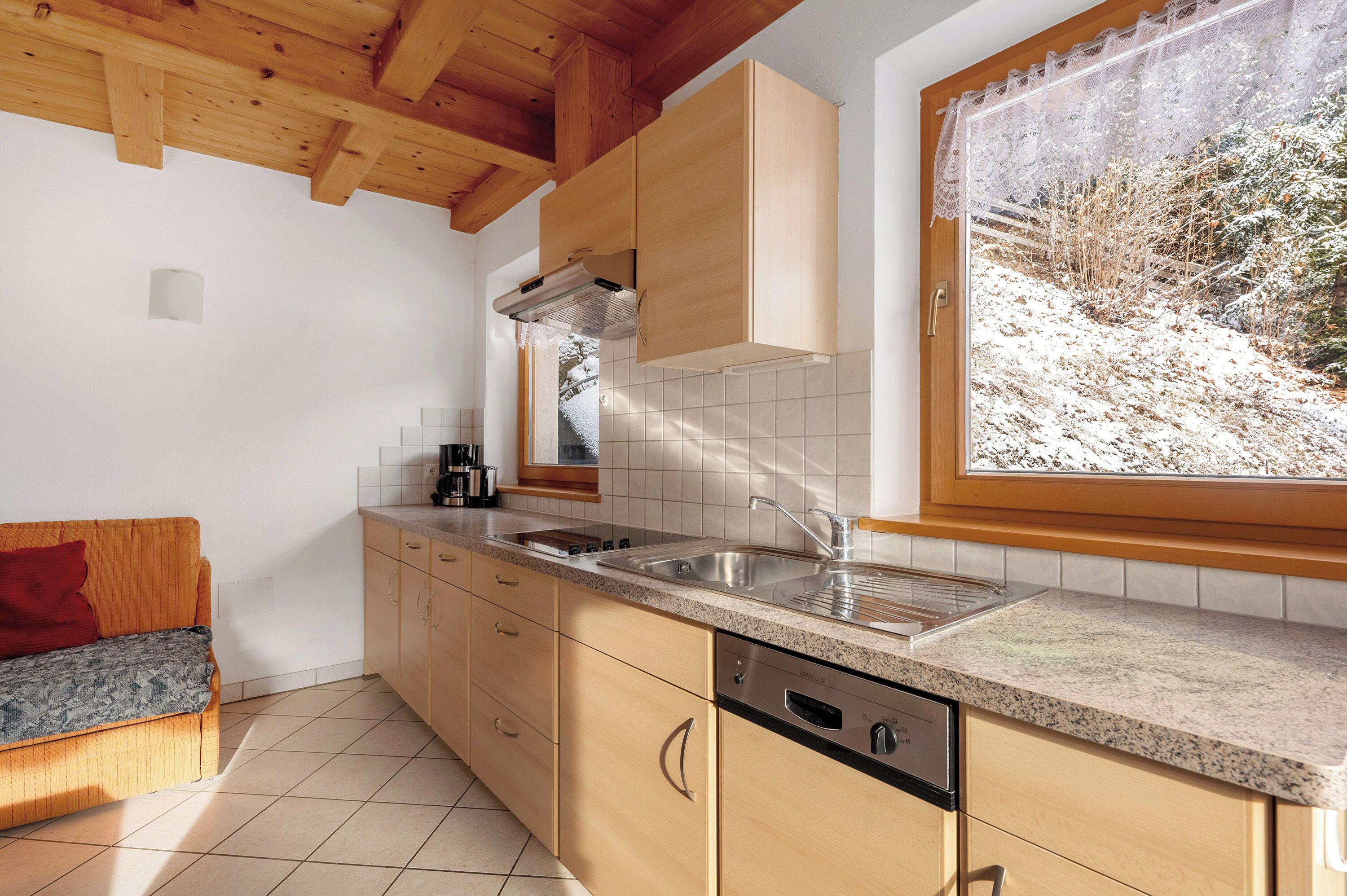 Frigorifero, piano cottura, lavastoviglie, macchina per tè/caffè