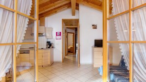 Ein Zimmer mit Küche, Essbereich und Schlafbereich mit Bett und Schlafsofa.