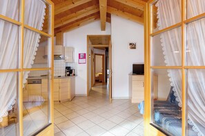 Fridge, stovetop, dishwasher, coffee/tea maker - Apartment 'Heinzenhof  4' with Mountain View, Shared Garden and Wi-Fi (Welschnofen)