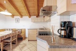 Een koelkast, een kookplaat, een vaatwasser