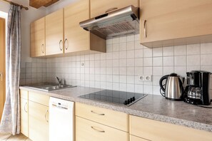 Kjøleskap, kokeplater, oppvaskmaskin og kaffetrakter/tekoker