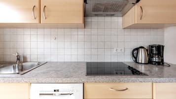 Kjøleskap, kokeplater, oppvaskmaskin og kaffetrakter/tekoker