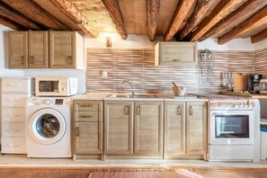 Kylskåp, mikrovågsugn, ugn och spishäll