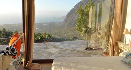 Holiday Home 'El Laurel' with Sea View, Private Terrace and Wi-Fi