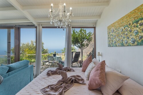 Holiday Home 'El Laurel' with Sea View, Private Terrace and Wi-Fi
