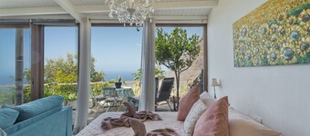 Vakantiehuis 'El Laurel' met Uitzicht op Zee, Privé Terras en Wi-Fi