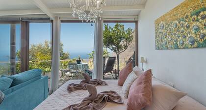 Holiday Home 'El Laurel' with Sea View, Private Terrace and Wi-Fi