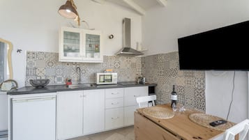 Fridge, microwave, stovetop, coffee/tea maker