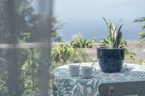 Outdoor dining - Holiday Home 'El Laurel' with Sea View, Private Terrace and Wi-Fi (Frontera)