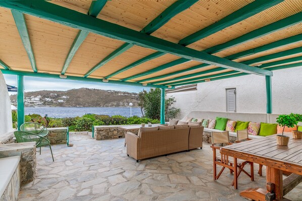 Outdoor dining - Villa 'Afrodite  On The Sea' with Sea View, Wi-Fi and Air Conditioning (Mykonos)