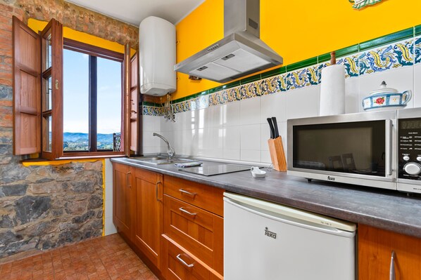 Fridge, microwave, stovetop, coffee/tea maker