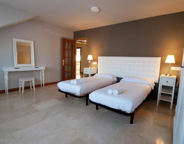 7 bedrooms, free WiFi, bed sheets - Country House 'Senda Bardenas' with Private Garden and Wi-Fi (CABANILLAS)