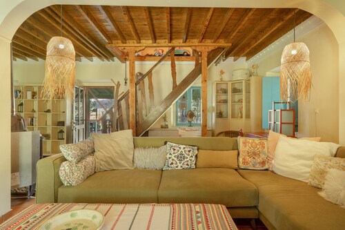 Lefkadas Bohemian Cottage Holiday Home with Mountain View, Wi-Fi and Air Conditioning