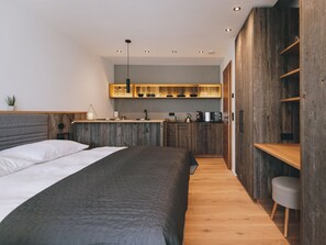 Tabla de planchar con plancha, wifi gratis y ropa de cama
