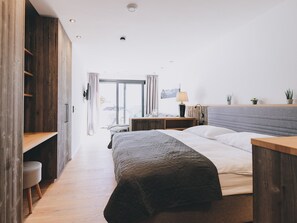 Tabla de planchar con plancha, wifi gratis y ropa de cama 